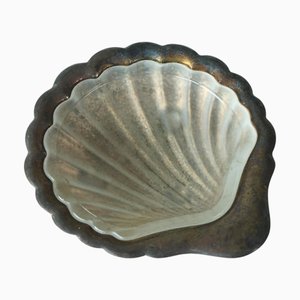 Vide Poche Art Déco a forma di conchiglia in argento patinato e vetro satinato, anni '20