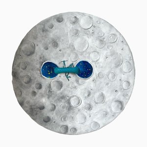 Vera Vizzi, Lo stesso rilievo lunare con vedute celesti, 2025, Plastilina e acrilico