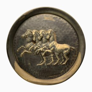 Piatto grande antico in rame con cavallo in rilievo, metà XIX secolo