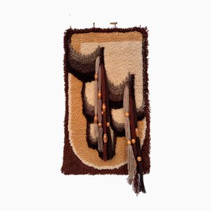 Tapiz de pared abstracto grande tejido a mano con detalles de madera en una barra de bambú, años 60