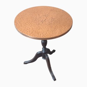 Petite Table Basse Tripode Mid-Century Ronde en Acajou Sculpté avec Plateau en Cuivre Martelé à la Main, 1950s
