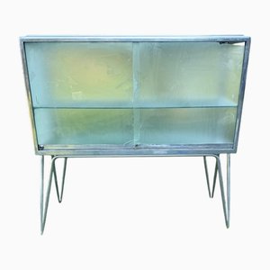 Zahnarztschrank in Rohrstruktur