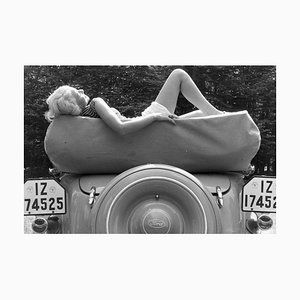 Peter Cornelius, Bain de soleil sur une Ford, 1938 / 2025, Photographie