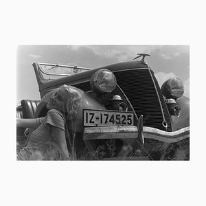 Peter Cornelius, Ford Tour avec une jeune femme, 1937 / 2025, Photographie