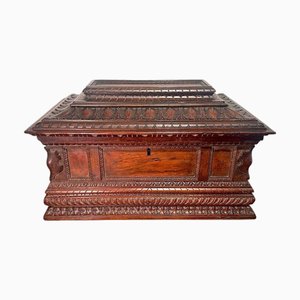 Fein geschnitzte Truhe aus Nussholz, Toskana, 16. Jh.