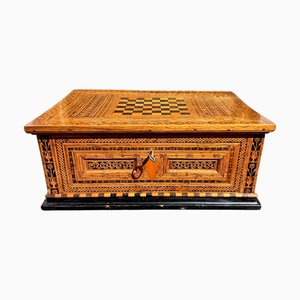 Cassettiera in legno certosino intarsiato con scacchiera, inizio XVI secolo