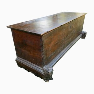 Cassapanca in noce con leoni intagliati, XVI secolo