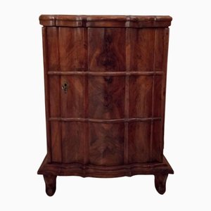 Kleiner venezianischer Schrank mit Nussholzfurnier