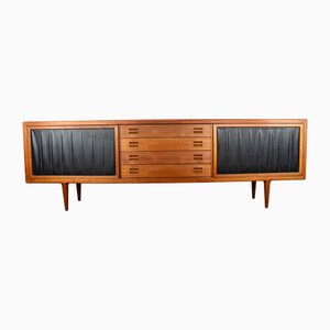 Longue Enfilade en Teck et Chêne et Similicuir par Arne Hovmand-Olsen, 1960