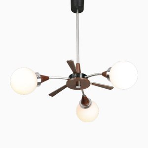 Lampadario Mid-Century moderno in metallo cromato e opalino, Italia