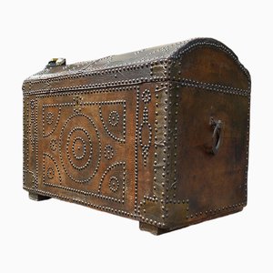 Baule antico in pelle con borchie, metà XVIII secolo