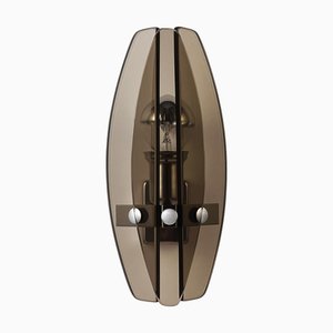 Lámpara de pared pequeña de vidrio ahumado y cromo atribuida a Fontana Arte, Italia, años 60