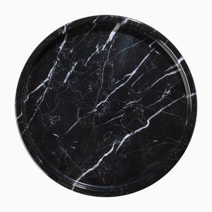 Schwarzes rundes Marquina Marmor Tablett von Royal Bee Design