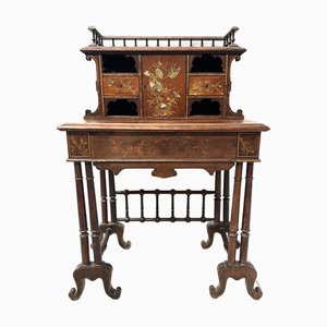Scrivania a gradini in legno con pirografia, XIX secolo