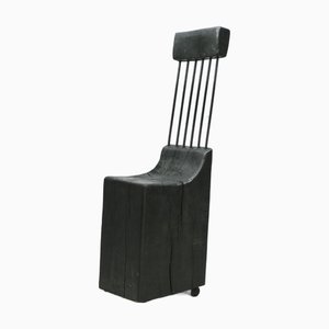 Silla brutalista de madera en bruto y acero teñido de negro, años 70