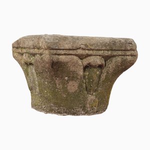 Chapiteau en pierre consolidé avec du ciment