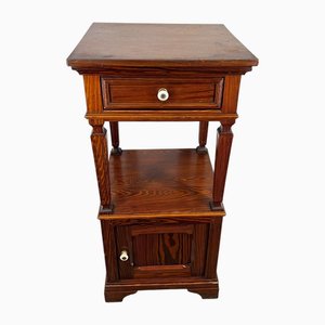 Französischer geschnitzter Nachttisch