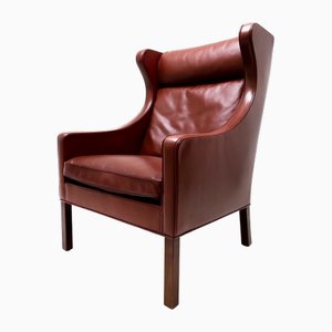 Poltrona modello 2204 Mid-Century in pelle rossa e teak di Børge Mogensen per Fredericia, Danimarca, anni '60