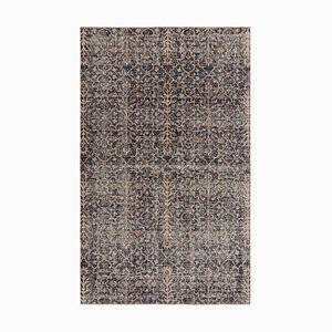 Türkischer Vintage Teppich im Used-Look mit Blumenmuster in Braun und Blau - Rug & Kilim