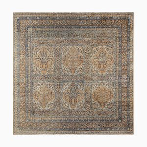 Antiker persischer Kerman Teppich mit Blumenmuster in Gold und Blau, Von Rug & Kilim