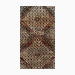 1960er Vintage Teppich im Used-Look mit geometrischem Muster in Beige-Braun, Rot und Rosa