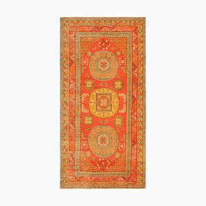 Roter Vintage Khotan Teppich mit Medaillons und buddhistischen Motiven