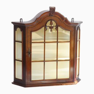 Credenza vintage in legno con ornamenti e ripiani bianchi, anni '60