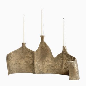 Triple Chandelier Night Strikes Sparks en Laiton et Résine Métallique par Atelier Ellery