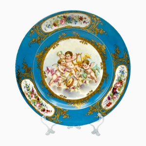 Sottopiatto Revival Rococò in porcellana con putti dipinti a mano e dettagli dorati nello stile di Sèvres, Francia, XIX secolo