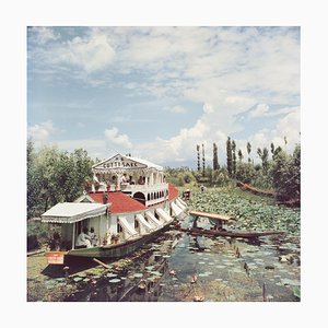 Slim Aarons, Jhelum River, 1961, Fotografia digitale di tipo C a colori