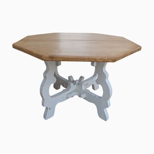 Tavolo ottagonale in castagno con base sagomata, anni '70