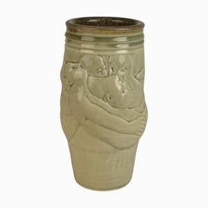 Vaso figurativo in ceramica con bassorilievo di uomini di Arnaud Lang, anni '80
