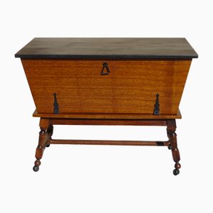 Schrank in Behälterform auf Rädern, 1980er