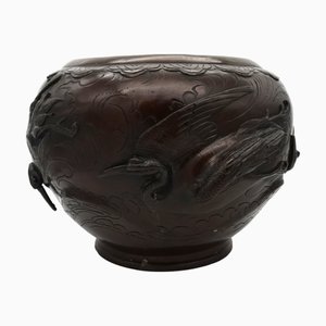 Maceta Meiji japonesa grande de bronce con grúas en alto relieve, década de 1890