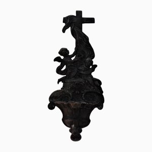 Großes Weihwasserbecken aus Gusseisen mit Engeln und Kruzifixen, 19. Jh.