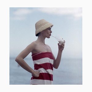 Slim Aarons, Pussyfooting, 1958 / 2020s, Stampa fotografica timbrata Estate in edizione limitata