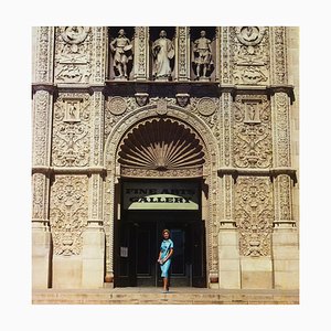 Slim Aarons, San Diego Museum of Art, 1956/2020, Stampa fotografica timbrata Estate in edizione limitata