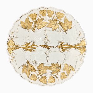 Plato en relieve de porcelana con parra y hojas de uva moldeadas en dorado de Porcelana de Meissen, década de 1900