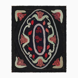 Hooked Square Teppich in Schwarz mit Medaillon und Blumen