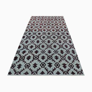 Blauer Vintage Teppich mit bordeauxrotem Blumengitter von Zeki Müren