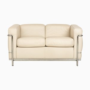 Sofá de dos plazas LC 2 Eggshell en blanco de cuero crema de Le Corbusier para Cassina
