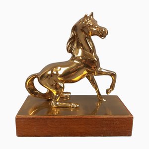 Estatua de caballo rampante vintage de latón dorado con base de madera, siglo XX