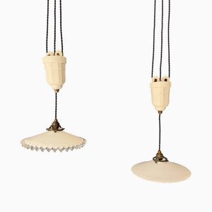 Verstellbare französische Art Deco Hängelampe aus Keramik mit Opalglasschirm, 1925