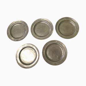 Sottopiatti antichi in peltro con corona su D in rilievo, set di 5