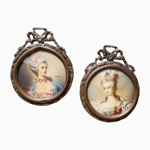 Retratos en miniatura estilo Luis XVI franceses antiguos sobre porcelana con marcos de bronce. Juego de 2