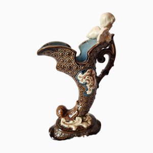 Vaso Bodenbach in corno in maiolica con busto di cherubino di Gerbing & Stephan, Austria, fine XIX secolo
