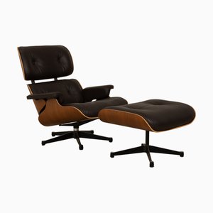 Poltrona e poggiapiedi in pelle marrone scuro di Charles & Ray Eames per Vitra
