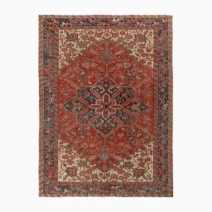 Antiker orientalischer handgeknüpfter Heriz Teppich mit rostrotem, weißem und blauem Medaillonmuster