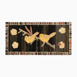 Antiker brauner Teppich mit Haken und gelben Vogelbildern