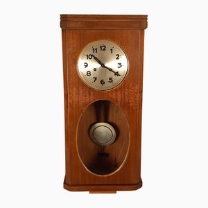 Orologio a pendolo vintage in legno con numeri arabi, anni '60